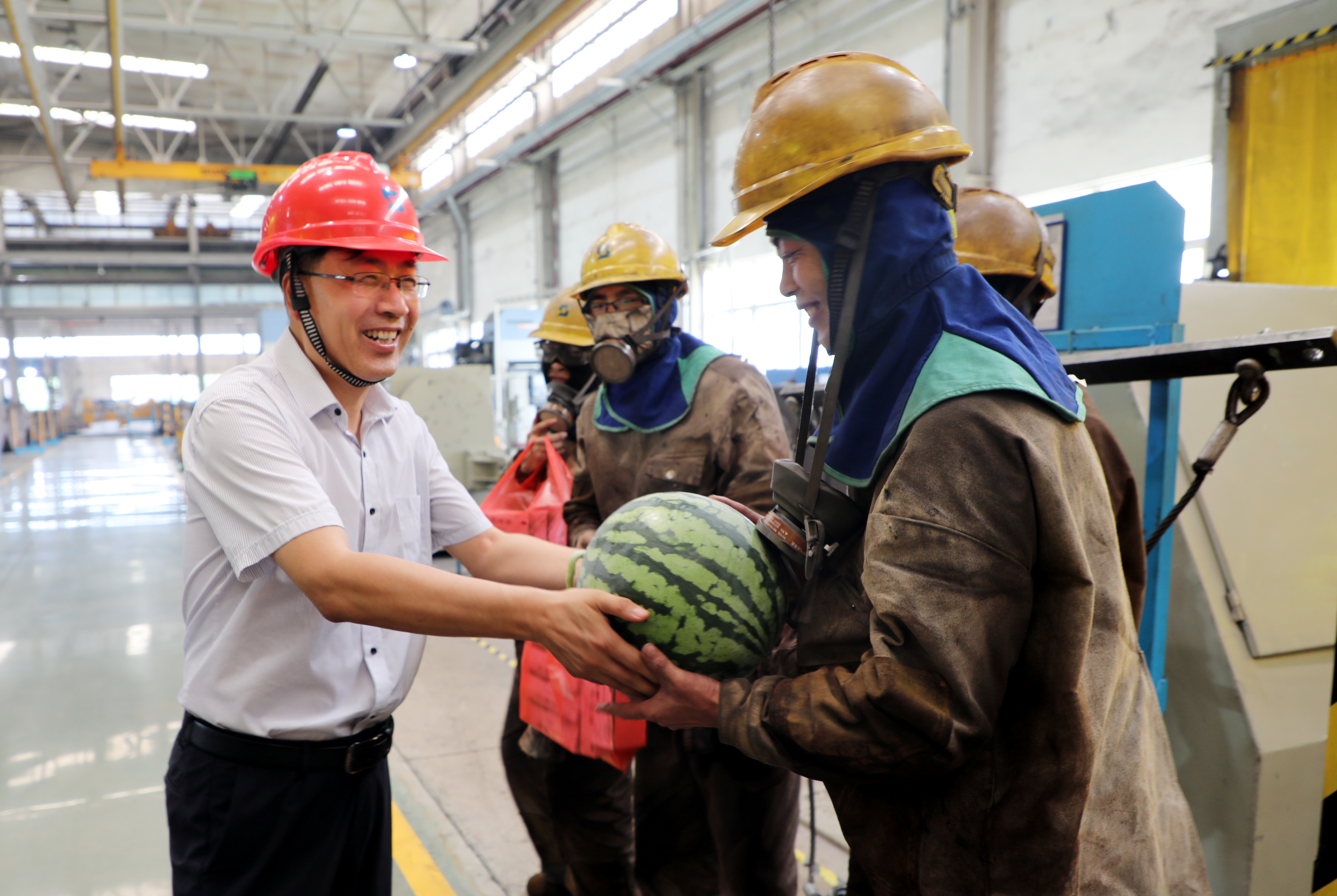 集團工會“夏送清涼”到一線